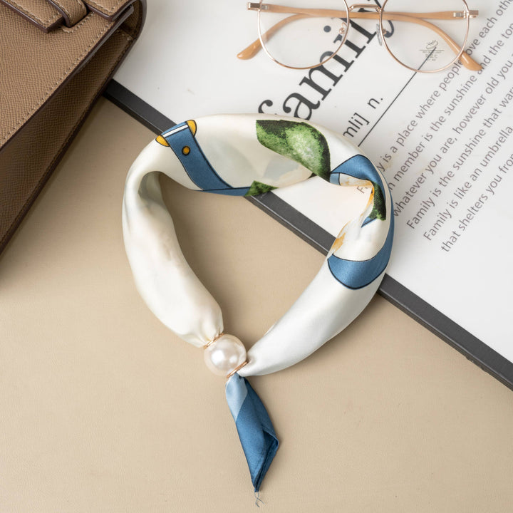 tørklæde i blå og hvid med perle, elegant og chic