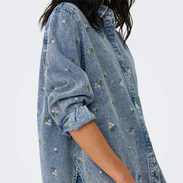 ONLY - DENIM SKJORTE - VERA 15351977 - LIGHT BLUE DENIM/FLOWER EMBROIDERY