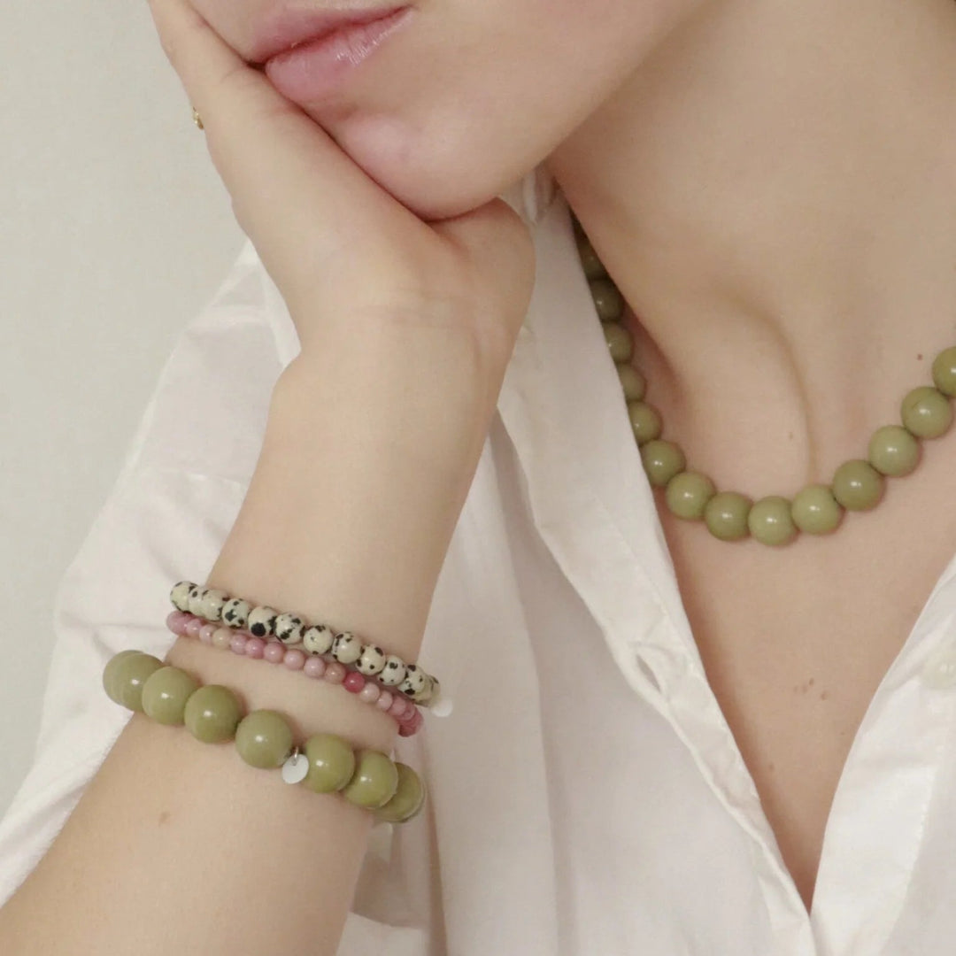 SOÏ - KRYSTAL ARMBÅND - PETITE RHODONIT - 4 MM.