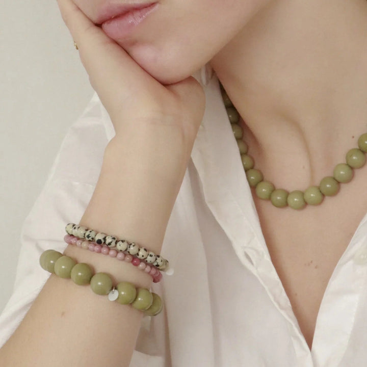 SOÏ - KRYSTAL ARMBÅND - PETITE RHODONIT - 4 MM.