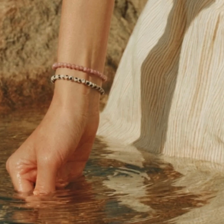 SOÏ - KRYSTAL ARMBÅND - DALMATINER JASPIS 4 MM.