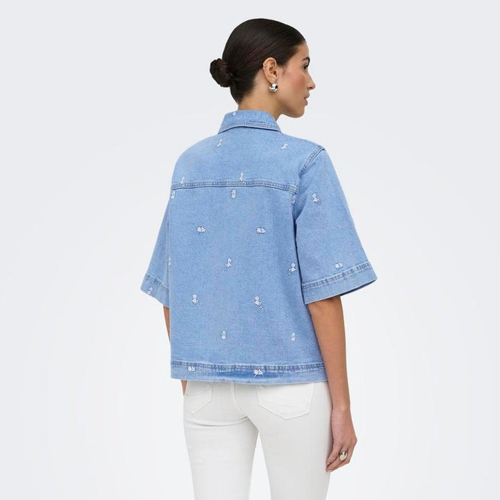 ONLY - SKJORTE - BELLA 15379245 - LIGHT BLUE DENIM/FLOWER EMB.