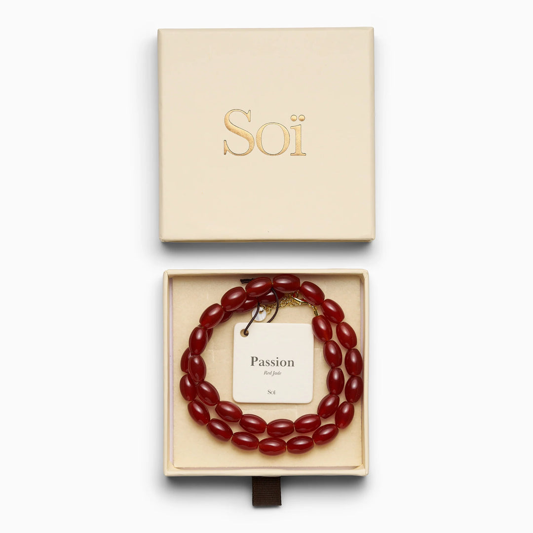 SOÏ - KRYSTAL HALSKÆDE - NOELLE - RØD JADE - 38 CM