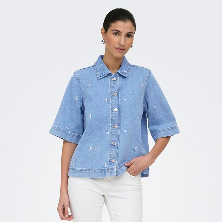 ONLY - SKJORTE - BELLA 15379245 - LIGHT BLUE DENIM/FLOWER EMB.