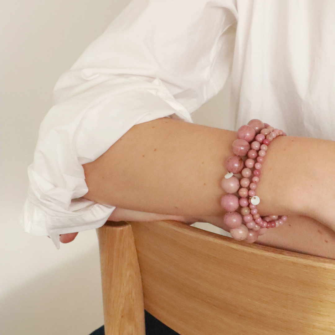 SOÏ -  KRYSTAL ARMBÅND - RHODONIT 6 MM.