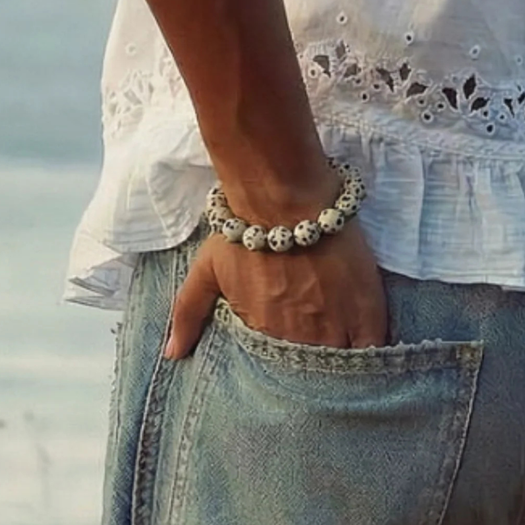SOÏ - KRYSTAL ARMBÅND - CHUNKY DALMATINER JASPIS 12 MM.