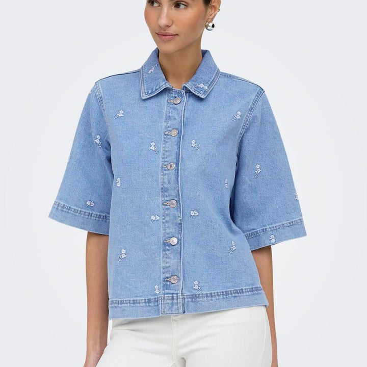 ONLY - SKJORTE - BELLA 15379245 - LIGHT BLUE DENIM/FLOWER EMB.
